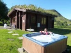 Benearb cabin with hot tub